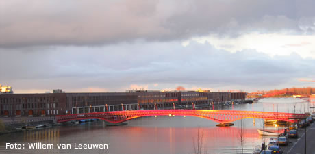 Spoorwegbasssin bij zonsondergang