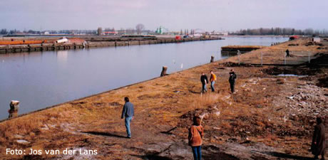 Toekomstige BO1'ers verkennen in 1995 het bouwterrein langs het Spoorwegbassin