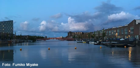 Spoorwegbasssin met wolkenlucht 9:30pm